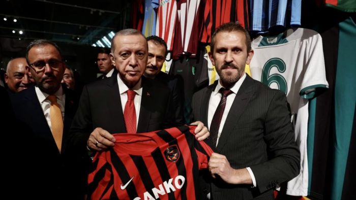Şut ve Gol sergisi açıldı! Gaziantep FK forması Cumhurbaşkanı Erdoğan'a hediye edildi